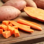 Batatas doces variadas e inhame sobre uma mesa rústica