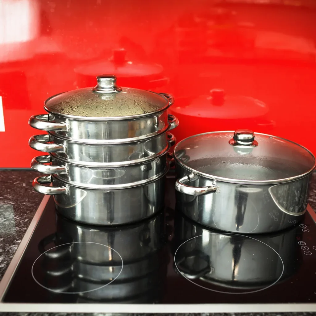 Cesto de inox para cozimento a vapor dentro de uma panela