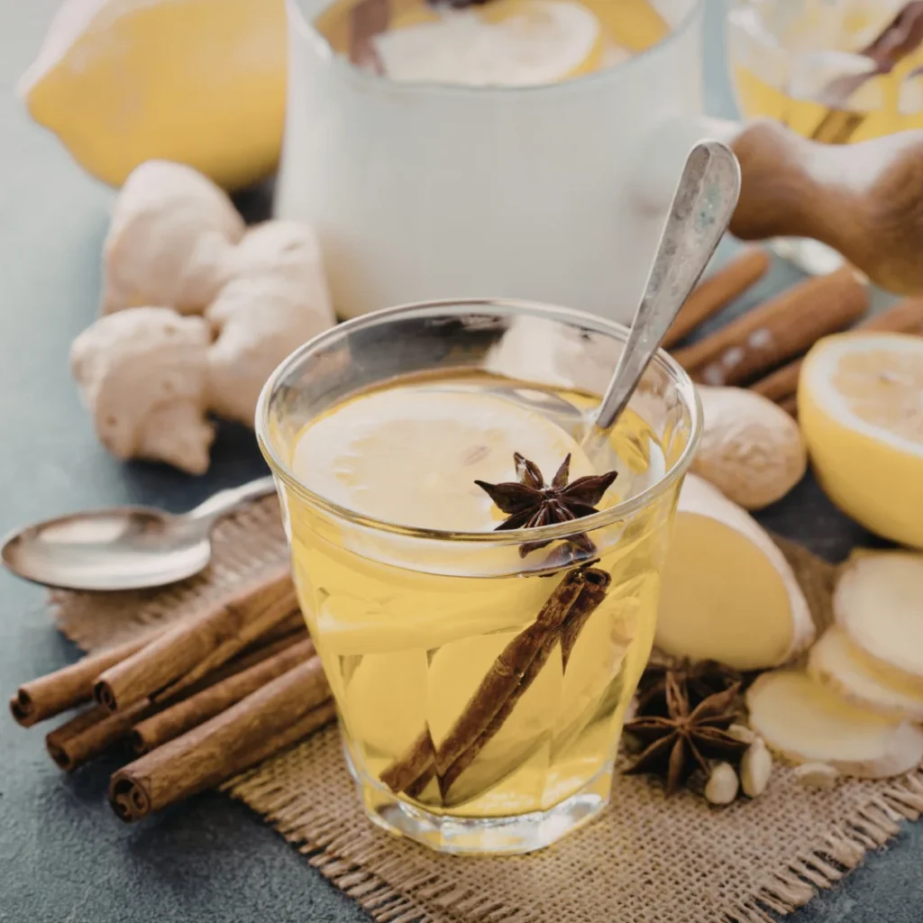 Xícara de chá amarelo vibrante com canela e especiarias